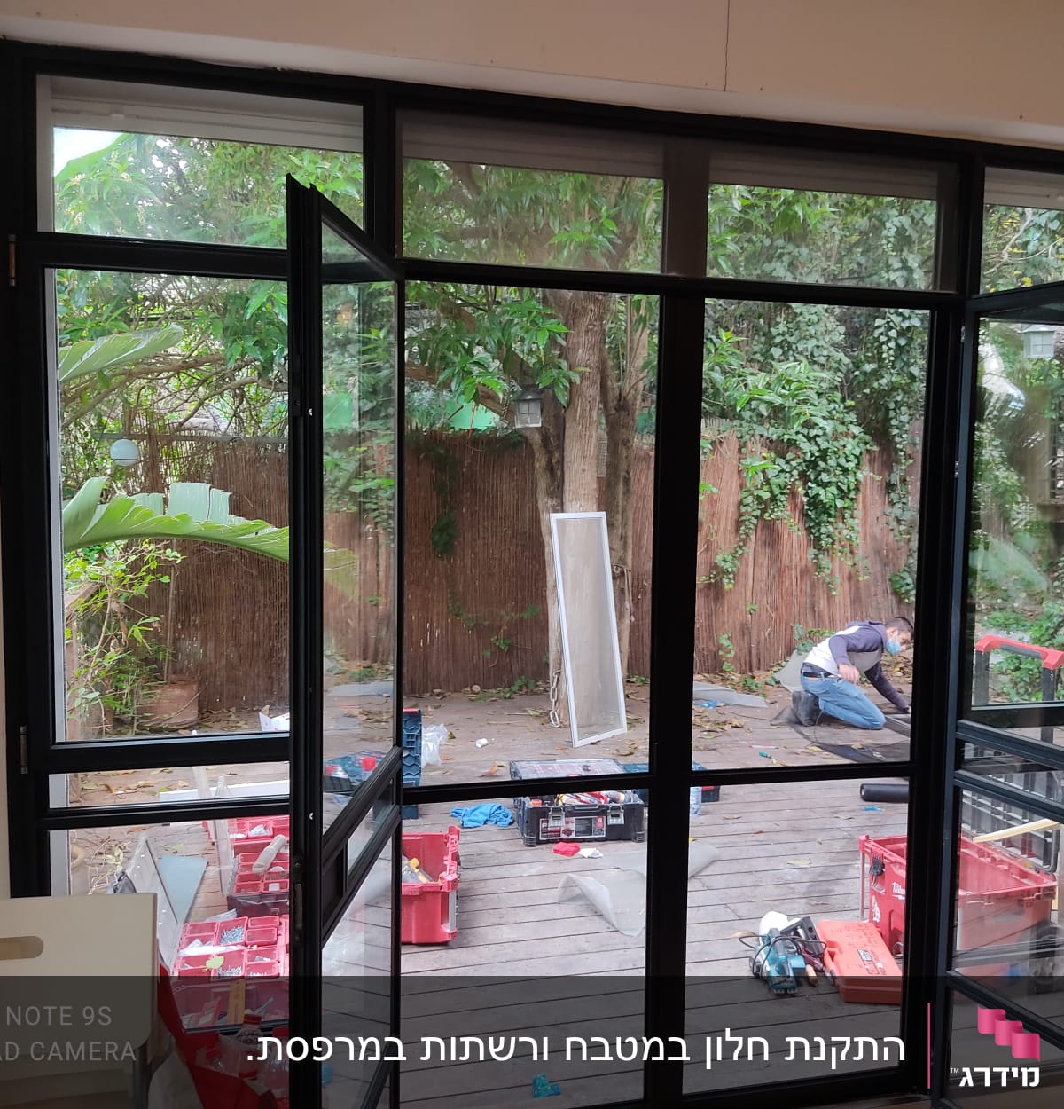 חלונות אלומיניום פתוחים עם כלי עבודה על הרצפה